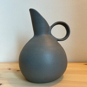 Cruche carafe pichet en céramique forme ovoïde gris modèle Amizmiz image 3