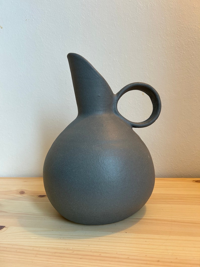 Cruche carafe pichet en céramique forme ovoïde gris modèle Amizmiz image 3