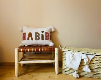 Housse de coussin en coton blanc à pompons 60x40 bi matière "Habibi" couleur pastel