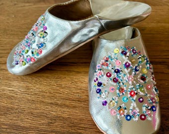 CHAUSSON MAROCAIN FEMME en cuir argenté en perles