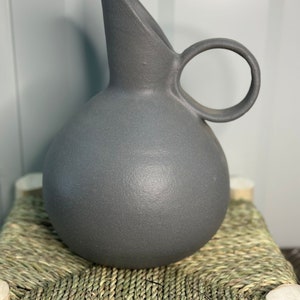 Cruche carafe pichet en céramique forme ovoïde gris modèle Amizmiz image 5