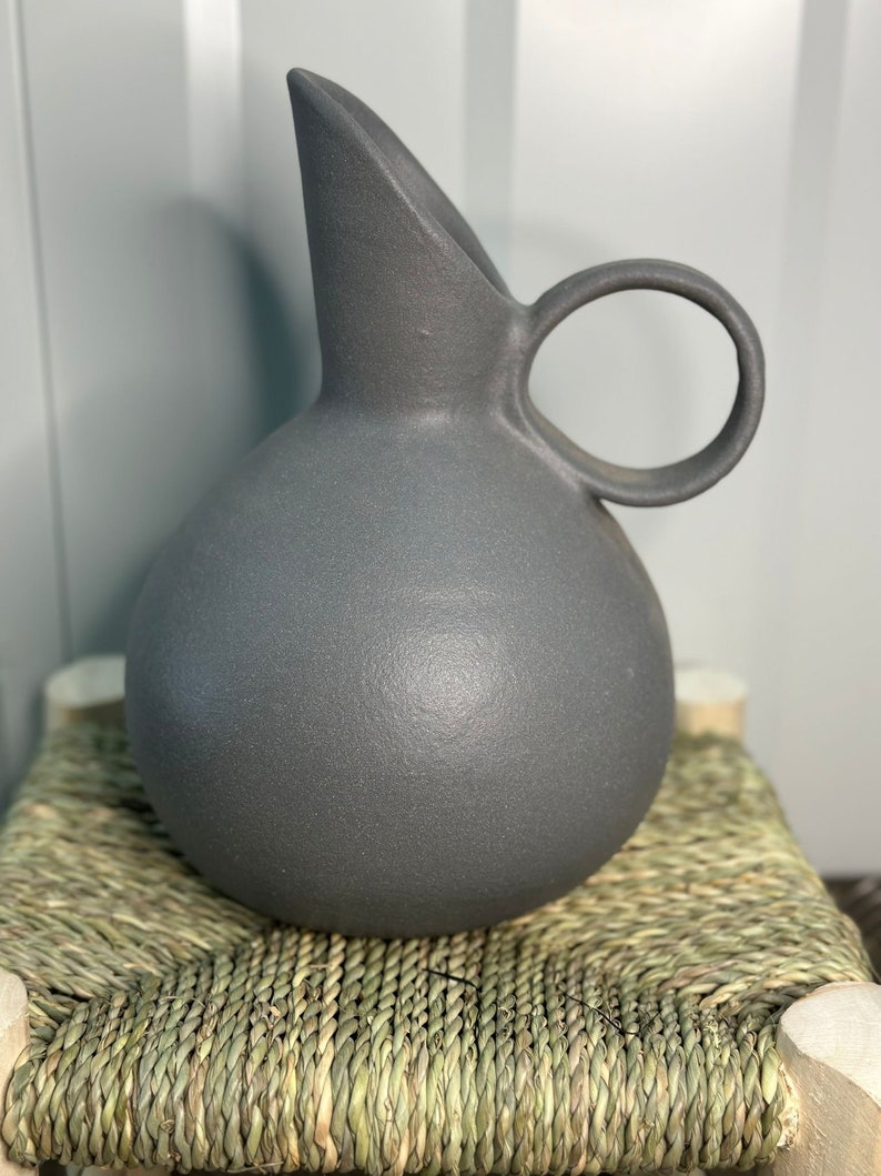 Cruche carafe pichet en céramique forme ovoïde gris modèle Amizmiz image 5