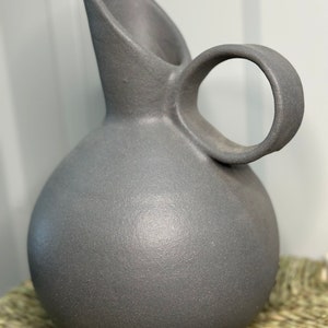 Cruche carafe pichet en céramique forme ovoïde gris modèle Amizmiz image 1