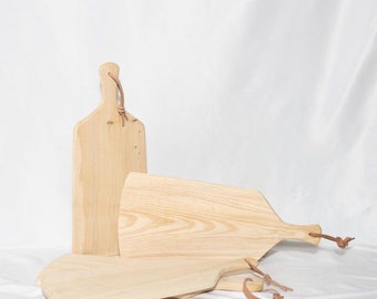 Planche en bois naturel et anse en cuir modèle Laayoune