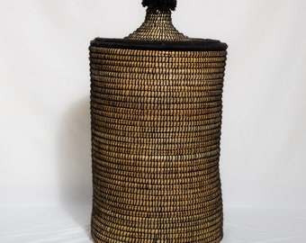 Panière de rangement à linge berbère en palmier et laine noir modèle Essaouira