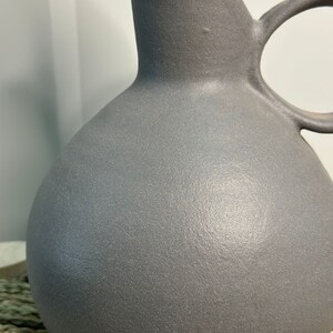 Cruche carafe pichet en céramique forme ovoïde gris modèle Amizmiz image 7