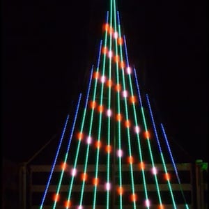 Séquence de Noël à « Ça commence à ressembler beaucoup à Noël » pour un arbre CCR ou Smart Pixel à 16 bandes avec une étoile à 6 canaux sur le dessus.