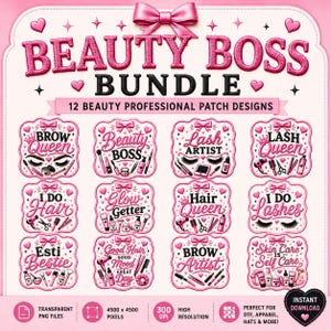 Op de afbeelding: Een roze digitale download met de tekst "BEAUTY BOSS BUNDLE" en 12 professionele beauty patch ontwerpen. Elk patchontwerp bevat beauty-gerelateerde illustraties en tekst zoals "Brow Queen" en "Lash Artist".