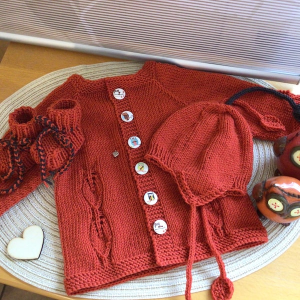 Handgestrickte, Raglan/RVO Jäckchen, Babymütze mit Ohrenklappen, Baby-Strickschühchen, Baby-Socken