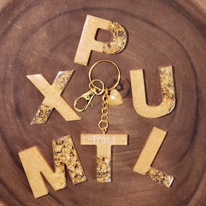Personalizado personalizado hecho a mano oro resina carta oro llavero, llavero inicial, regalo para ella, regalo de dama de honor, regalo de cumpleaños, regalo de boda
