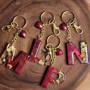 Llavero personalizado hecho a mano con letras de resina en oro o rosa rojo, llavero con inicial, regalo para ella, regalo de dama de honor, cumpleaños, regalo de boda