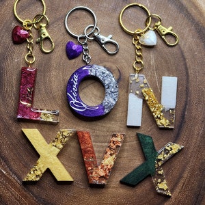 Llavero personalizado hecho a mano con letra de resina dorada o plateada, Llavero de color, Llavero con inicial, Regalo para ella, Dama de honor, Cumpleaños, Regalo de boda