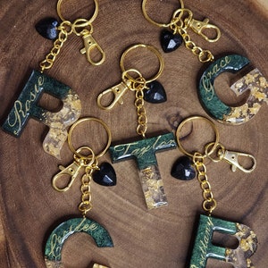 Llavero personalizado hecho a mano con letras de resina doradas o verdes, llavero con inicial, regalo para ella, regalo de dama de honor, regalo de cumpleaños, regalo de boda