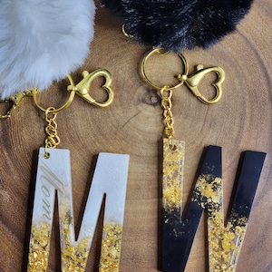 Personalizado nombre de resina personalizado carta oro y blanco / llavero de corazón negro, regalo para mamá, regalo para dama de honor, mejor regalo de cumpleaños/