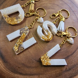 Personalizado personalizado hecho a mano carta de resina oro / llavero blanco, llavero inicial, regalo para ella, regalo de dama de honor, regalo de cumpleaños, regalo de boda