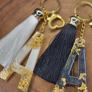 Llavero personalizado hecho a mano con letras de resina doradas, blancas y negras, llavero con inicial, regalo de dama de honor, cumpleaños, regalo de boda, para ella