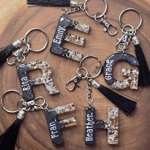 Llavero personalizado hecho a mano con letras de resina en color negro o plateado, llavero con inicial, regalo para ella, dama de honor, regalo de cumpleaños, regalo de boda