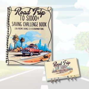 Op de afbeelding: Een spiraalgebonden notitieboek en een binder met de tekst "Road Trip to $1000+ Saving Challenge Book" en "Saving Challenge Binder". Het boek en de binder bevatten een retro auto-illustratie, palmbomen en een stadsgezicht op de achtergrond.