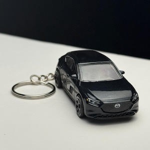 Puede incluir: Un letrero de madera rústica con el texto "Welcome to our home" en letras blancas. El letrero presenta un acabado envejecido y un diseño simple y acogedor, perfecto para la decoración de la entrada.