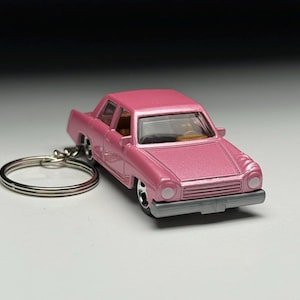 Brelok do kluczy z różowym samochodem rodzinnym Simpsonów, pudełko zapałek Hot Wheels