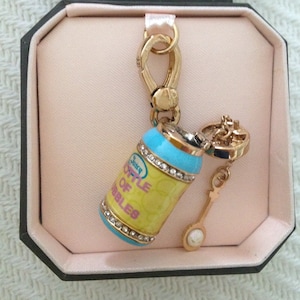 Pulsera con dije de botella de burbujas de Juicy Couture de NWT