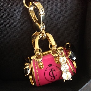 Pulsera con dije para bolso Daydreamer de Juicy Couture en color rosa