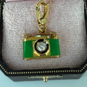 Pulsera con dije de cámara vintage verde de Juicy Couture de NWT