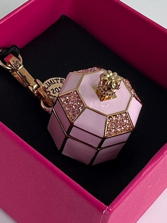 Juicy Couture ミニチュアミシンチャーム Juicy Couture ミニチュアミシンチャーム Juicy Couture: Mini