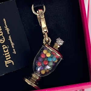 Pulsera con dije de bola de chicle en tarro de caramelos de Juicy Couture