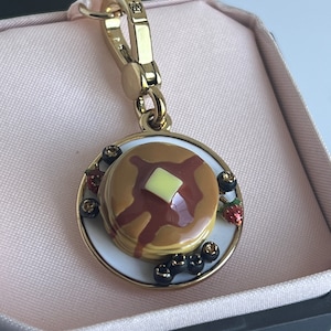 Pulsera con dije de oro PANCAKES de Juicy Couture