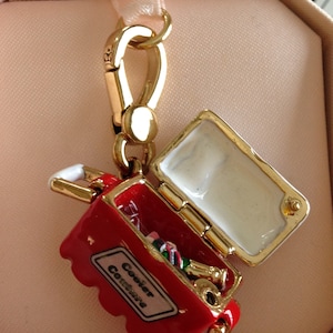 Pulsera con dije de champán y enfriador rojo de Juicy Couture NWT