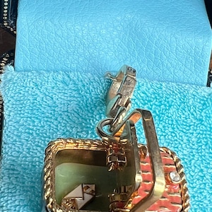 Pulsera con dije de cesta de picnic vintage de Juicy Couture