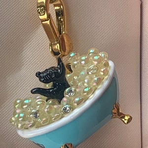 Pulsera con dije de Yorkie con bañera de burbujas de Juicy Couture