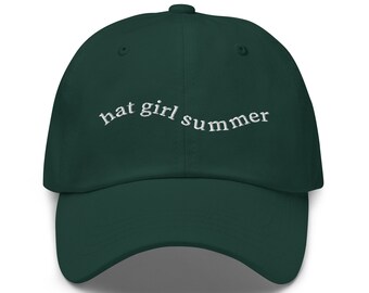 Puede incluir: Una gorra de béisbol verde oscuro con el texto "hat girl summer" bordado en blanco en la parte delantera.