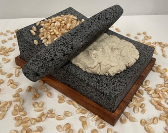 Mooie Metate handgemaakt met vulkanische steen met parota houten basis