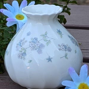 1938 Wedgwood Bone China April Flowers Bud Vase/Porcelain/Swirl Bud Vase