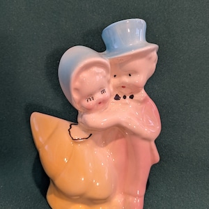 Puede incluir: Un juego de tres tazas de cerámica con acabado mate moteado. Las tazas son de color crema, marrón claro y marrón oscuro. Cada taza tiene un diseño simple y minimalista.