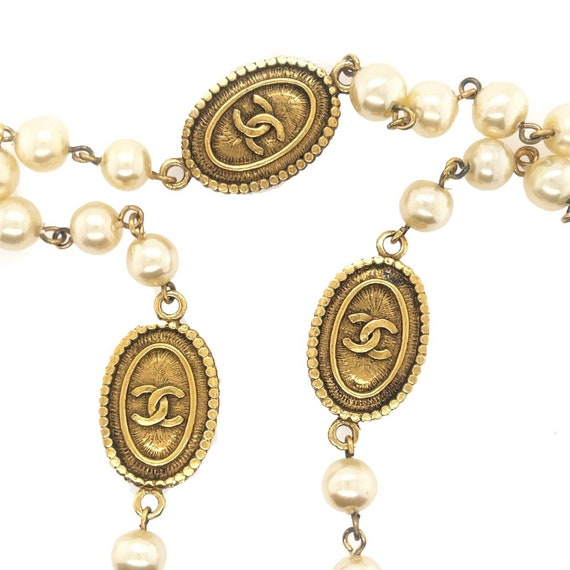 CHANEL - Vintage CC Logo Medallion Pearl - Gold T… - image 9