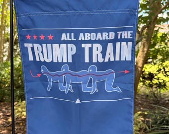 Bandera "Todos a bordo del tren de Trump" / Bandera para exteriores con bolsillo para varilla [12 x 18]