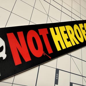 Pegatina de vinilo para parachoques "Not Heroes" [10 pulgadas x 2 pulgadas]