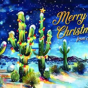 Puede incluir: Una tarjeta de Navidad con un paisaje des&eacute;rtico nevado con cuatro cactus decorados con luces de Navidad. Los cactus est&aacute;n cubiertos de nieve y el texto "Merry Christmas from Arizona" est&aacute; escrito en letras doradas.