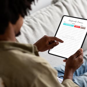 Peut inclure: Une personne consulte ses devoirs sur une tablette. L'écran de la tablette affiche une liste de devoirs avec le titre "Aperçu des devoirs". Les devoirs sont organisés par module et date d'échéance. Le texte "Fall 21 Design Studio" est visible à l'écran.