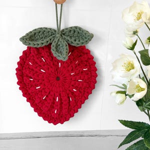 Crochet strawberry trivet pattern FREJDIS, kitchen potholder, hot pad, kids room decor, summer farmhouse wall hanger, English Swedish PDF