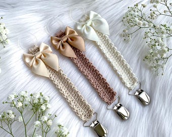 MÖNSTER: Virkad nappklämma "Vera", napphållare, babyshowerpresent, virkad napphållare, virkmönster engelska (US-terms) och svenska