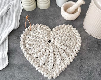 CROCHET PATTERN: Crochet heart trivet potholder "Frejdis", Valentine decor, Scandinavian farmhouse kitchen, romantic gift, English & Swedish