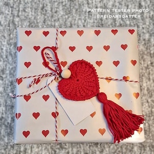 Crochet hearts. Hang them on gifts, make keychains. Use as washable and reusable face scrubbies. Make a garland, use as car charms, bag charm. The perfect and quick handmade valentine gift.  Heart, love, elegant, classic, simple design. Animo design