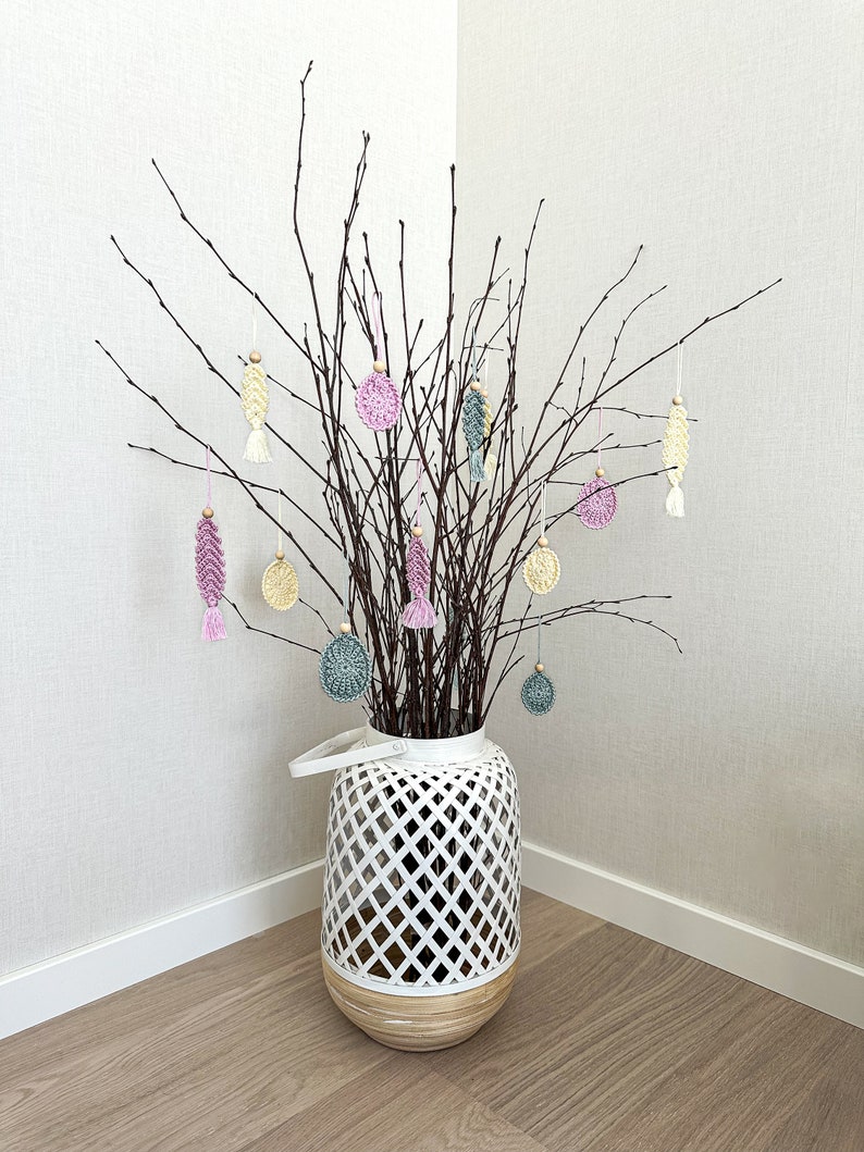 Crochet beautiful egg decorations in two sizes! Use them to decorate your Easter tree, Easter eggs, Easter table settings, windows, or why not hang them on a bottle? Crochet eggs, Ester decor, virkade påskägg, påskris. Animo design