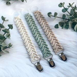 Crochet pacifier clip Freja, pacifier holder, virkad napphållare/nappband, dummy clip, o-ring, binky holder. Perfect handmade gift for new parents. Babyshower gift. Quick easy crochet pattern. Fast crochet project. Herringbone pattern. Animo design