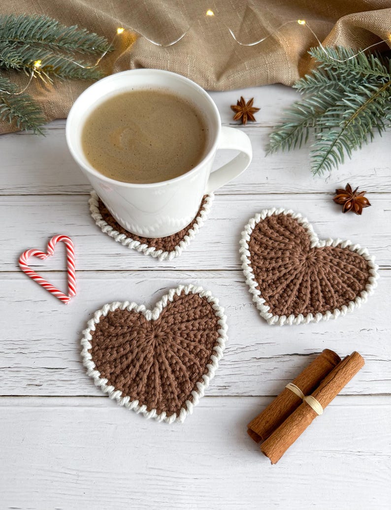 Frejdis heart coasters are beautiful, timeless, and the perfect handmade gift for someone you love. Crochet them in warm gingerbread tones for Christmas – or in soft pink and red for Valentine´s Day. A handmade detail that brings a touch of love to your table all year round! ♡ Tea, coffie, warm chocolate, christmas vibes, christmas gift ideas, gift for her, gift for him
Crochet heart mugrugs. The perfect and quick handmade valentine gift.  Heart, elegant, classic, simple design. Animo design