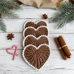 Frejdis heart coasters are beautiful, timeless, and the perfect handmade gift for someone you love. Crochet them in warm gingerbread tones for Christmas – or in soft pink and red for Valentine´s Day. A handmade detail that brings a touch of love to your table all year round! ♡ Tea, coffie, warm chocolate, christmas vibes, christmas gift ideas, gift for her, gift for him
Crochet heart mugrugs. The perfect and quick handmade valentine gift.  Heart, elegant, classic, simple design. Animo design